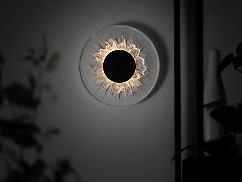 IRIS 49 allumée sur un mur dans un intérieur
