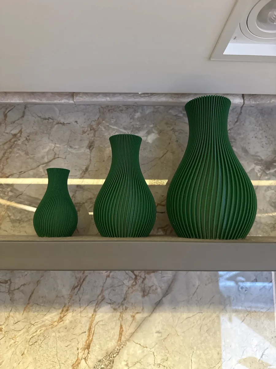 Trio de vases Japandi — trio vert sur étagère marbre