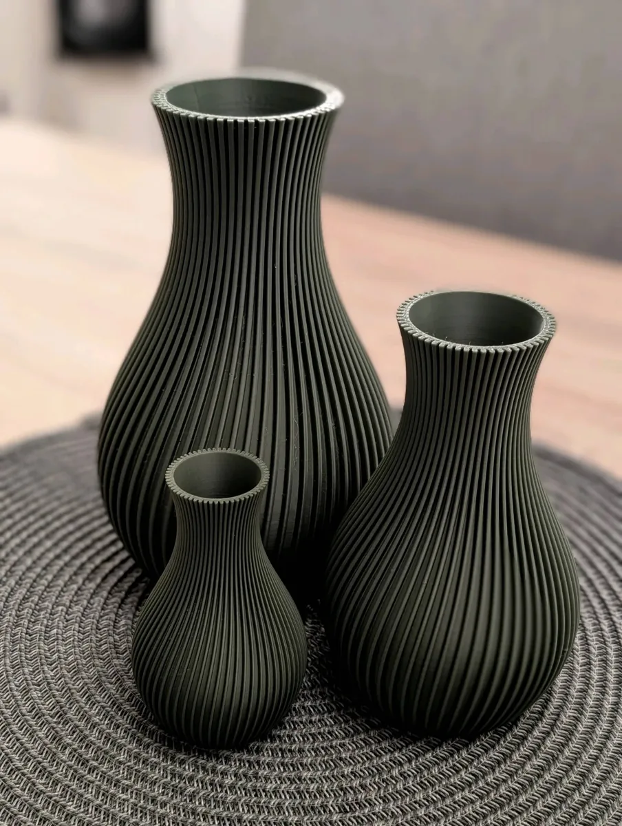 Trio de vases Japandi — trio vert foncé sur set de table